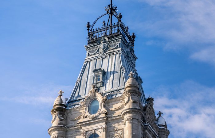 Tour avec un drapeau du Québec, représentant le gouvernement responsable de surveiller le projet SAAQclic et légiférer incluant le secret professionnel