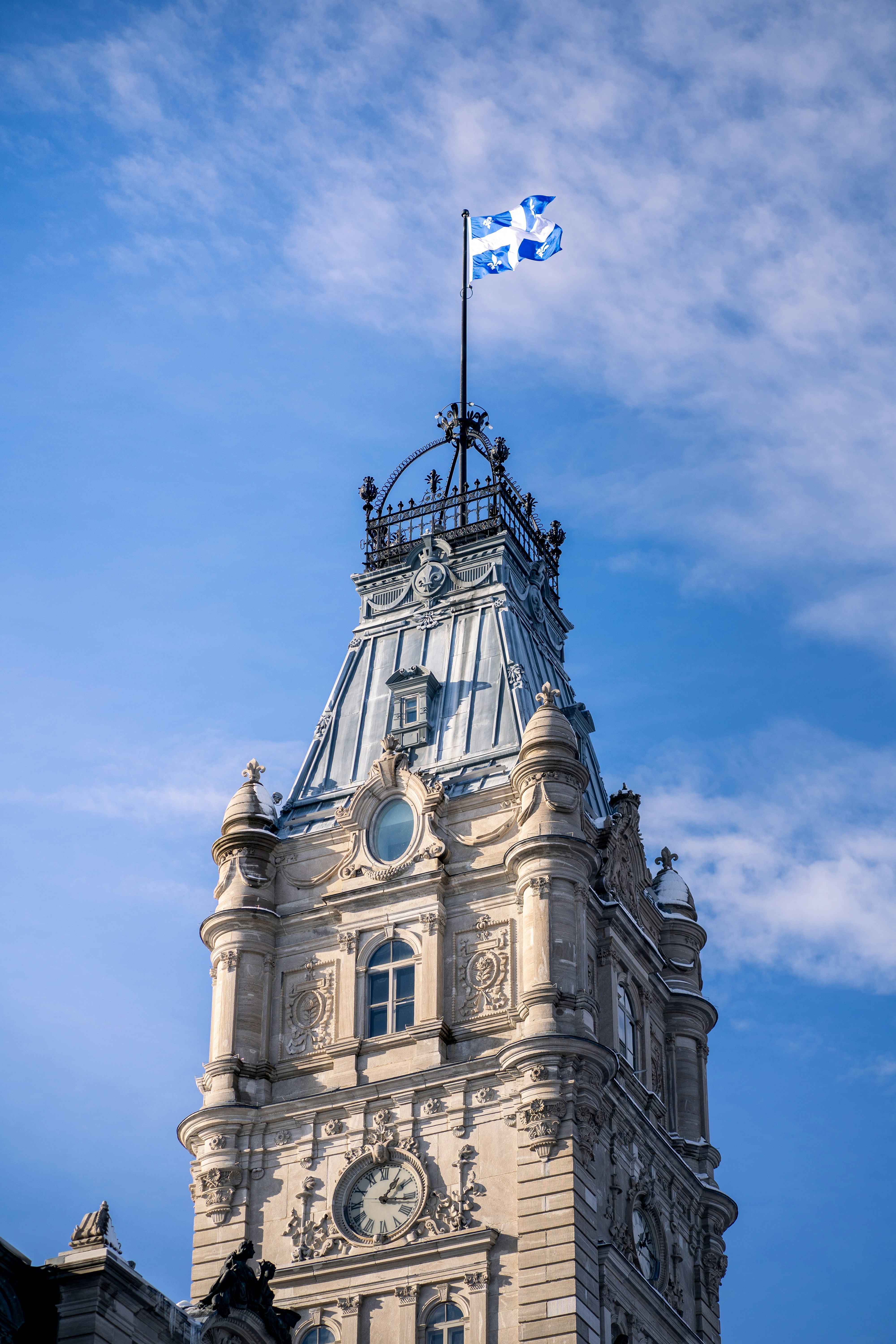 Tour avec un drapeau du Québec, représentant le gouvernement responsable de surveiller le projet SAAQclic et légiférer incluant le secret professionnel