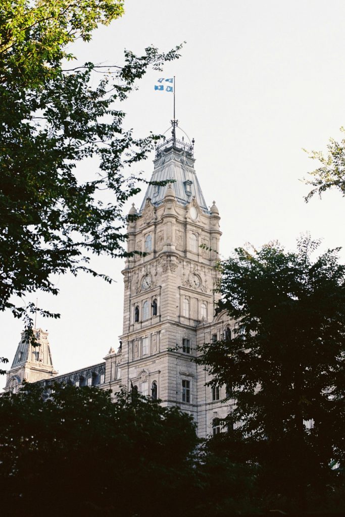 Assemblée nationale du Québec, siège législatif du gouvernement veillant sur le projet SAAQ clic et passant les lois incluant celles sur le secret professionnel