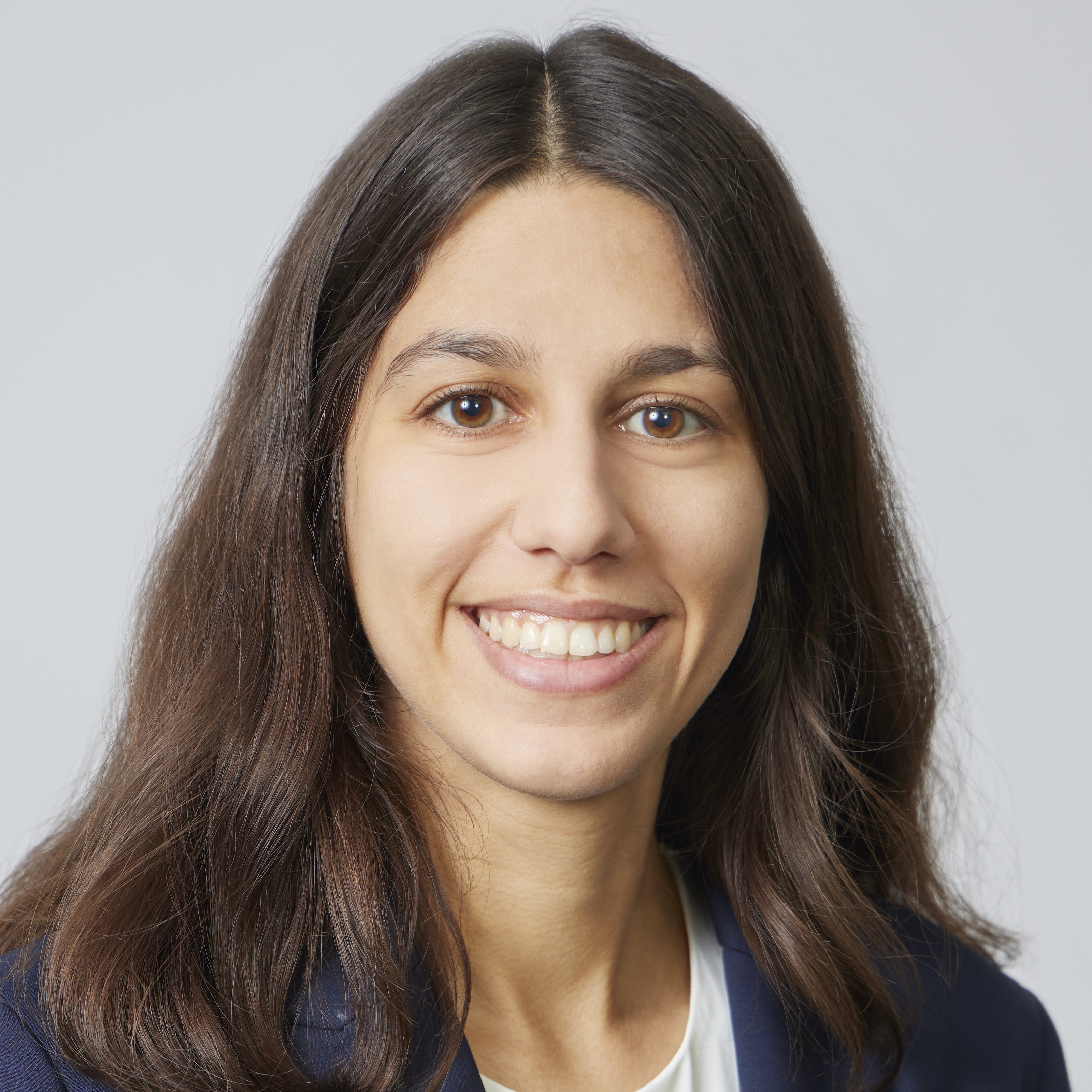 Portrait photo of Me Cristina Zeidan, associate lawyer practicing in administrative, real estate, civil and family law at Boavista Legal Services