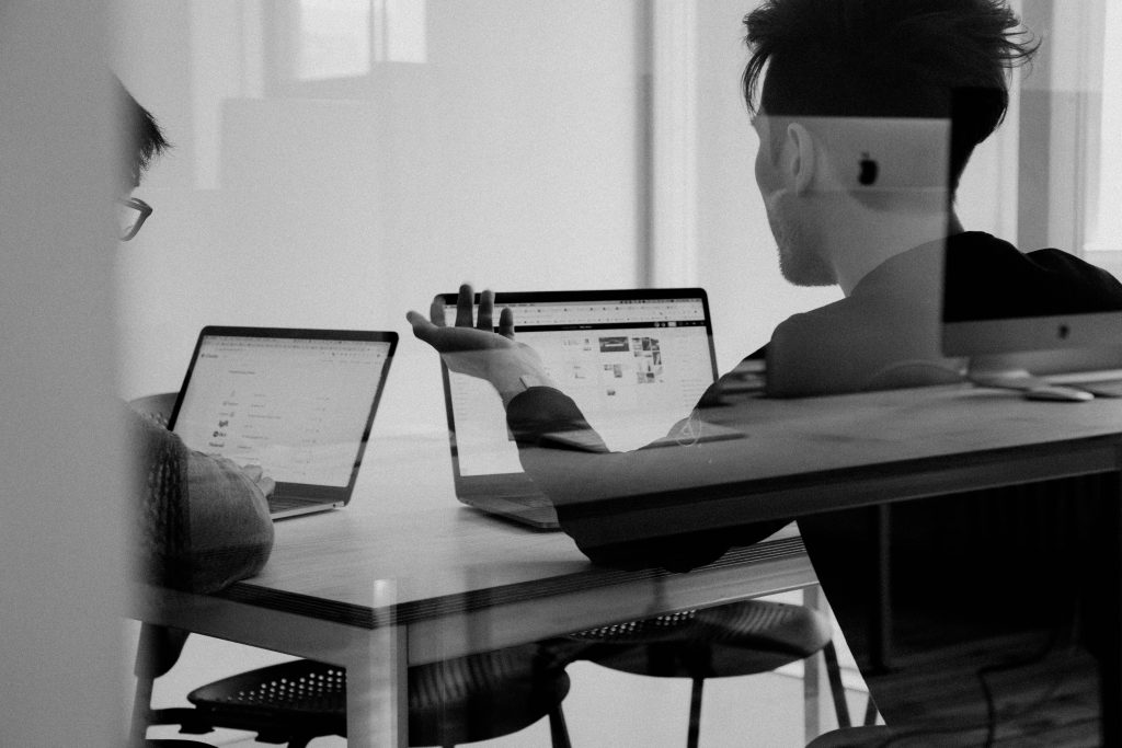 Image d'un employé défendant ses droits du travail et envisageant de déposer une plainte