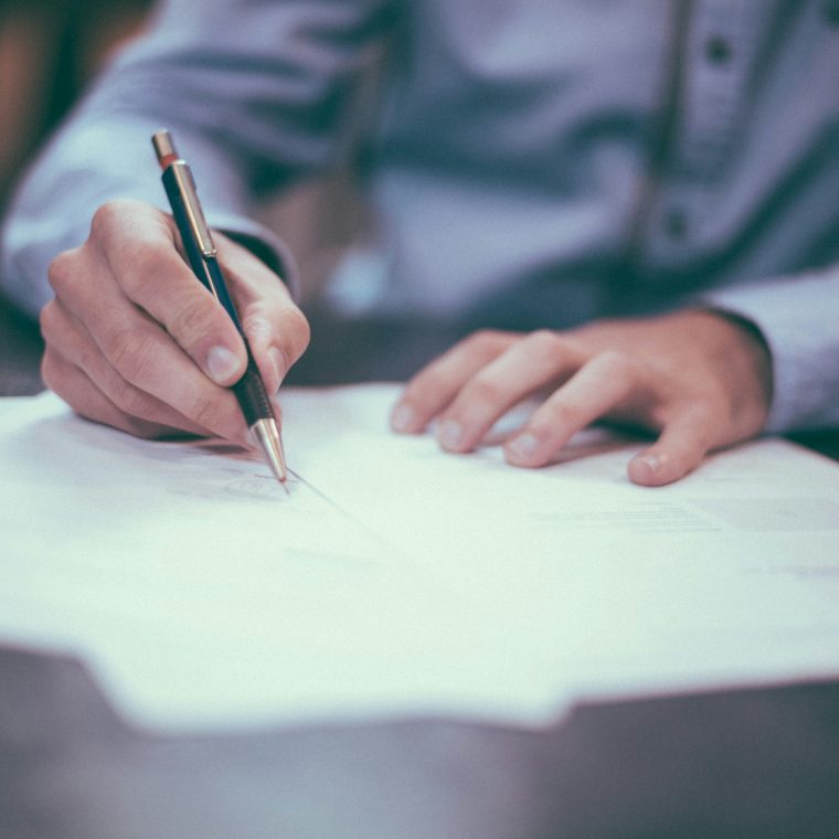 Image montrant la rédaction des clauses essentielles du contrat au Québec