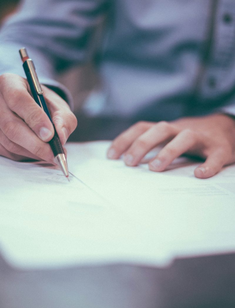 Image montrant la rédaction des clauses essentielles du contrat au Québec