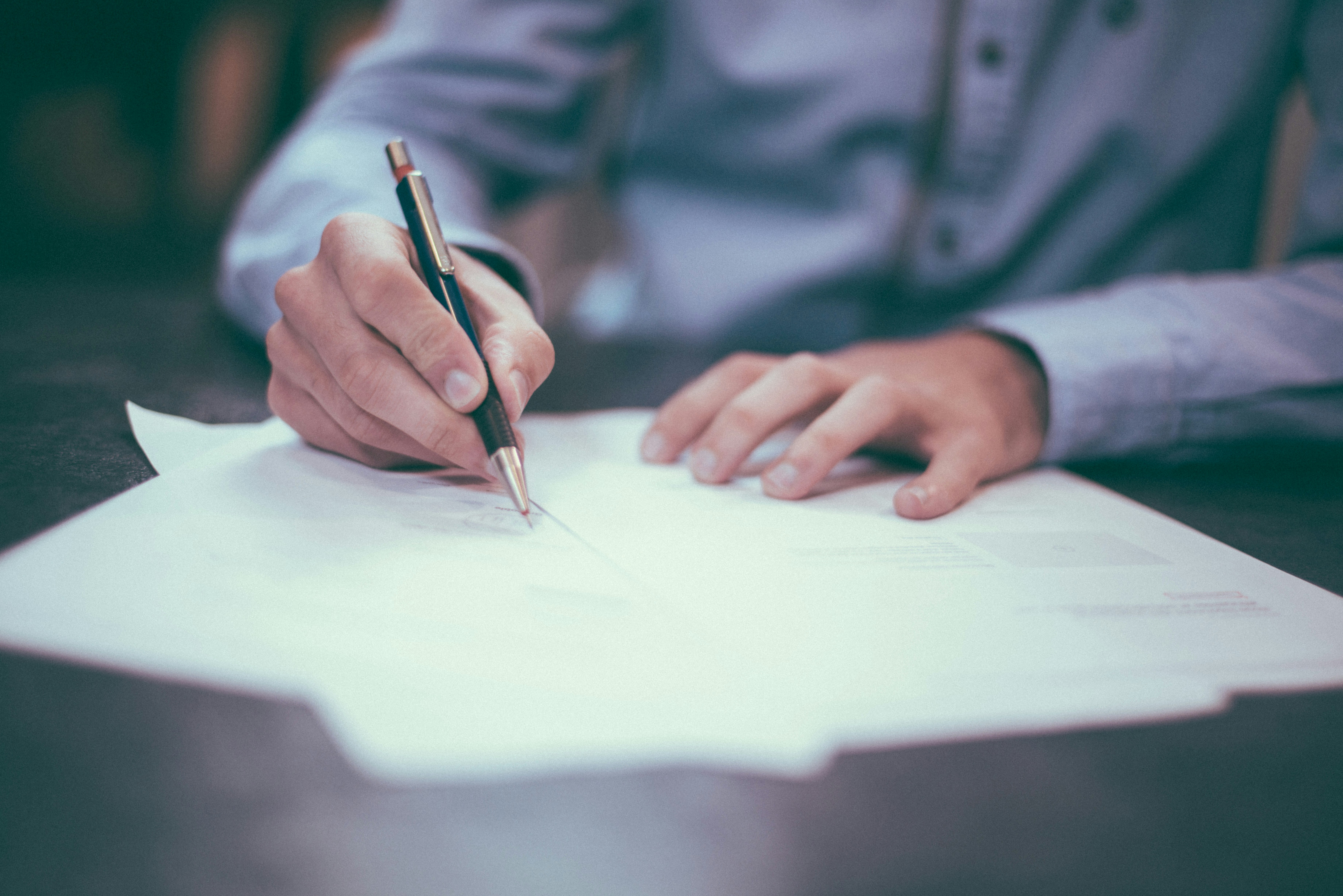 Image montrant la rédaction des clauses essentielles du contrat au Québec