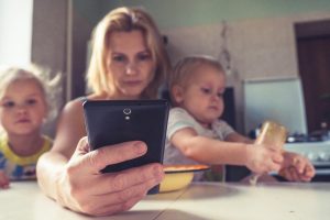 Image d'une femme calculant la pension alimentaire pour enfants du Québec.
