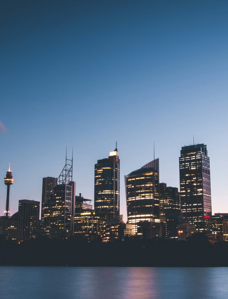 image d'une ville la nuit, montrant le grand nombre de transactions immobilières et le risque d'erreurs immobilières.