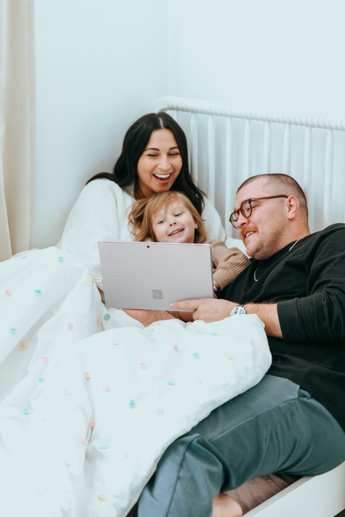Photo montrant une famille lisant le guide complet complet sur les prestations parentales au Canada, incluant les types de prestations, les critères d’éligibilité, et la procédure de demande.