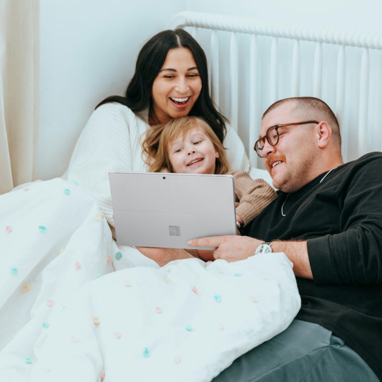 Photo montrant une famille lisant le guide complet complet sur les prestations parentales au Canada, incluant les types de prestations, les critères d’éligibilité, et la procédure de demande.