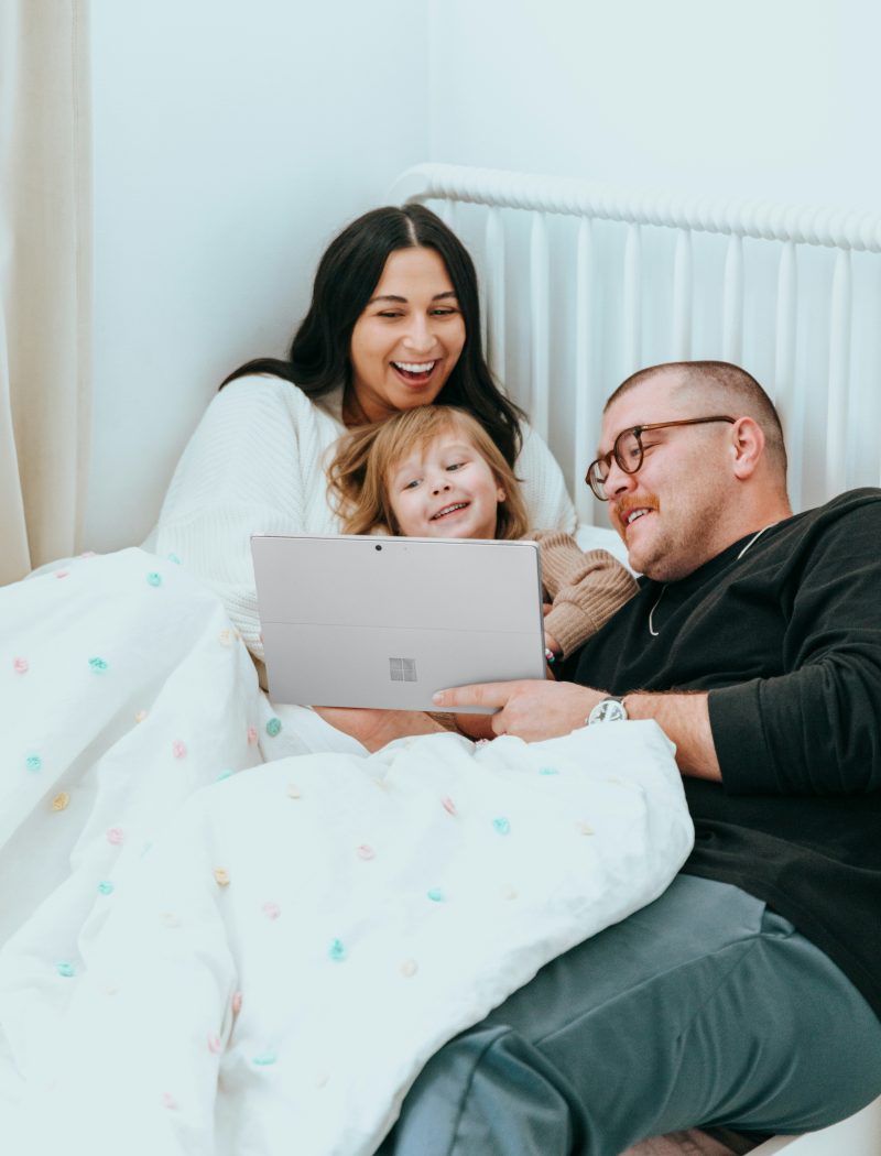 Photo montrant une famille lisant le guide complet complet sur les prestations parentales au Canada, incluant les types de prestations, les critères d’éligibilité, et la procédure de demande.