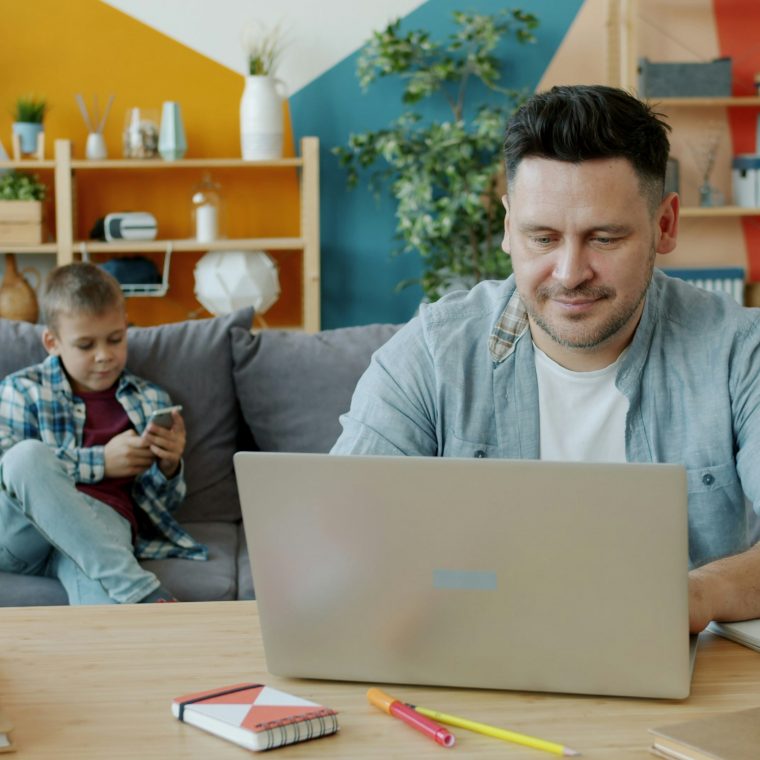 Photo d'un travailleur appliquant pour un congé parental au Québec