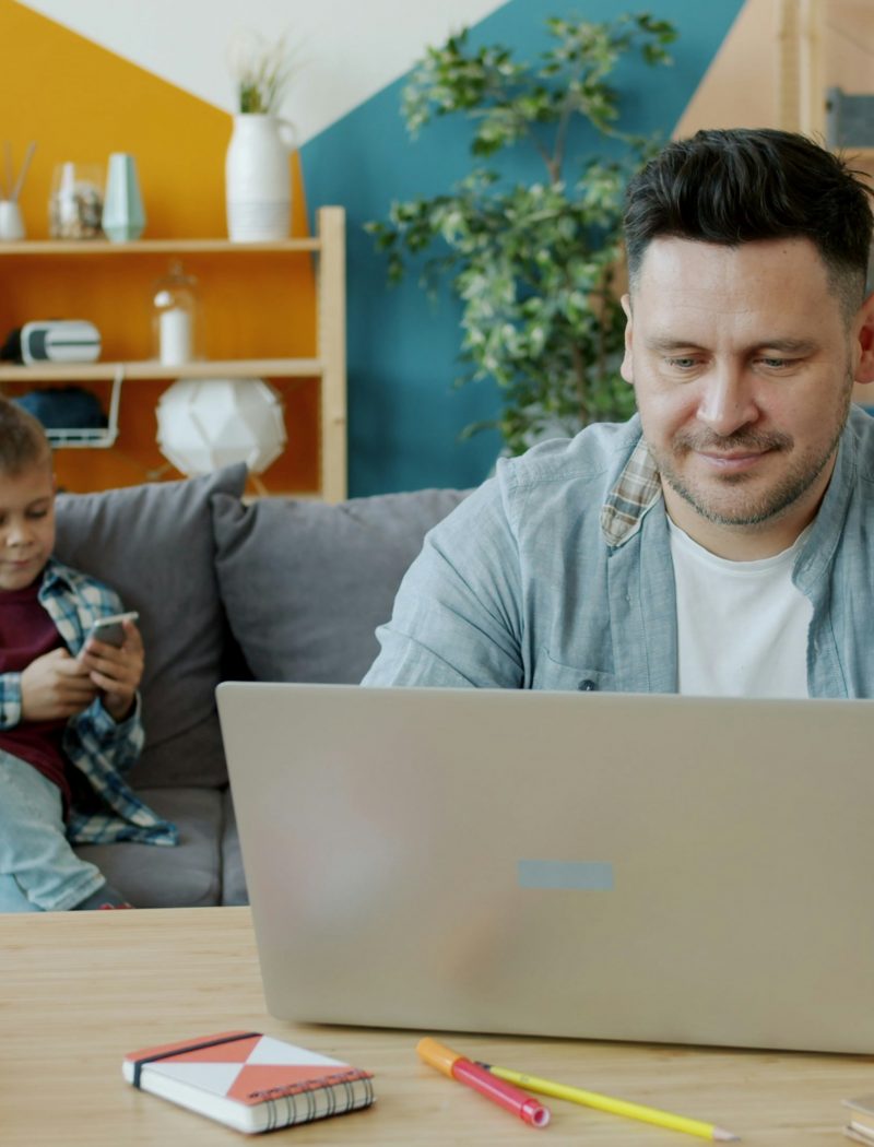Photo d'un travailleur appliquant pour un congé parental au Québec