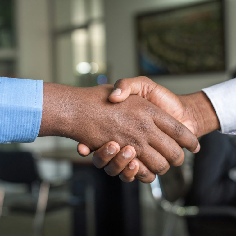 Image of an employer hiring an employee for a fixed-term contract in Quebec