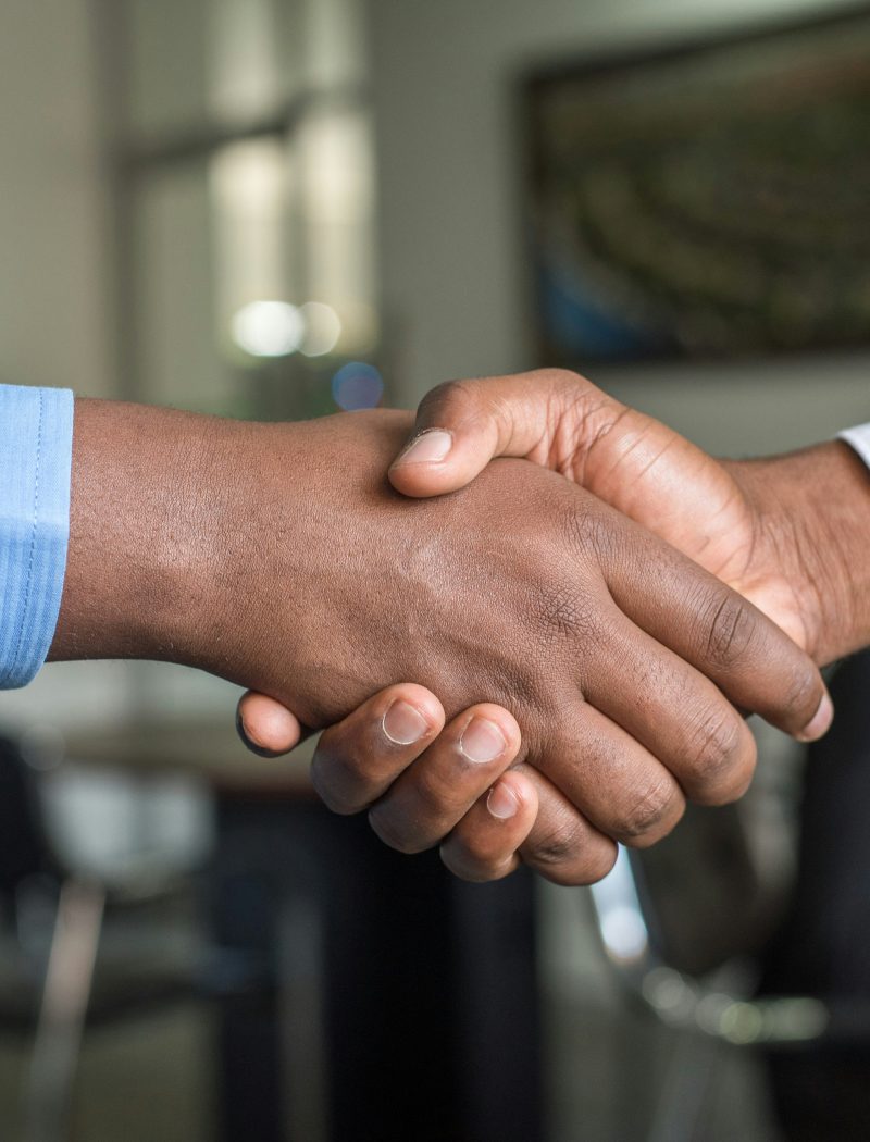 Image of an employer hiring an employee for a fixed-term contract in Quebec
