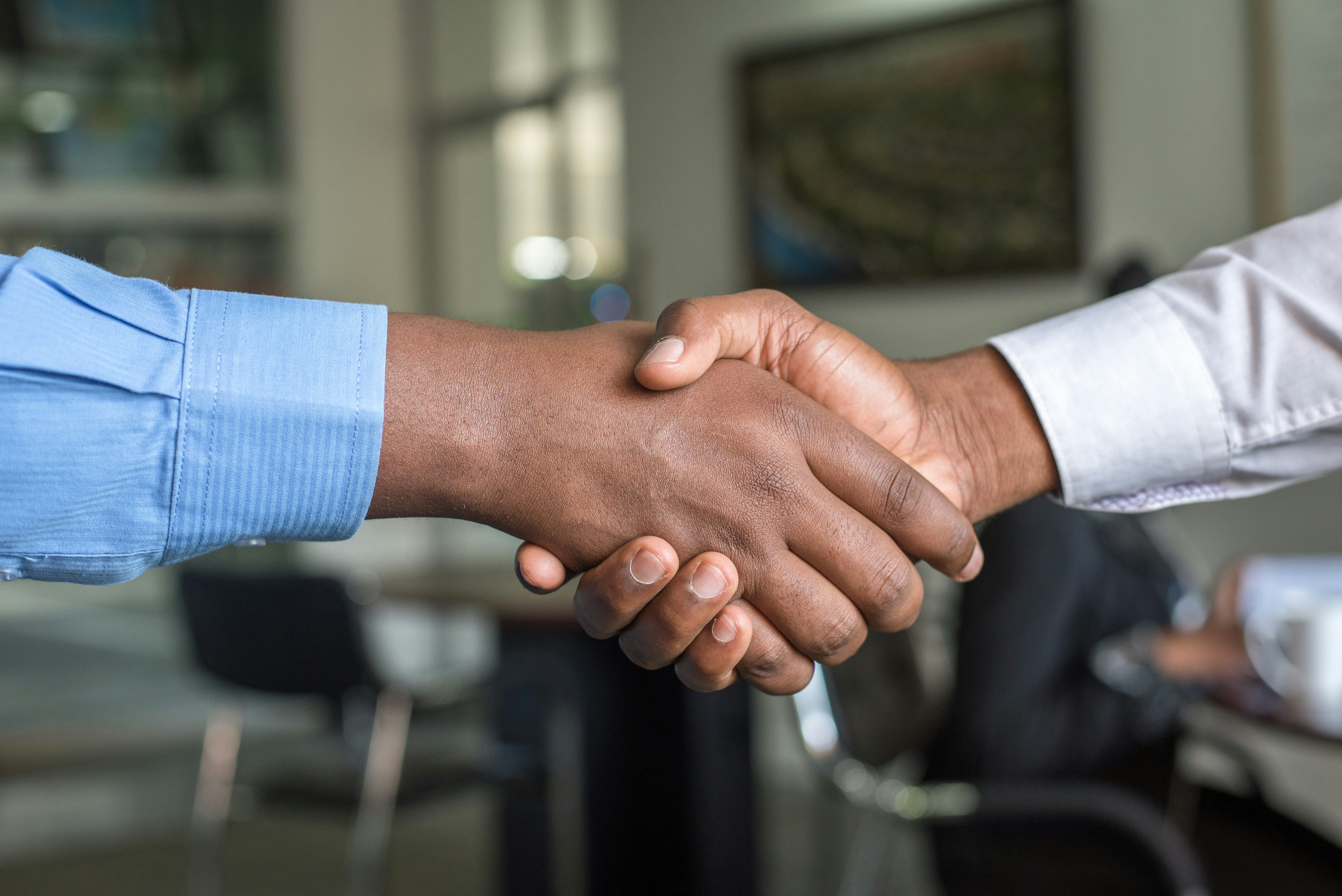 Image of an employer hiring an employee for a fixed-term contract in Quebec
