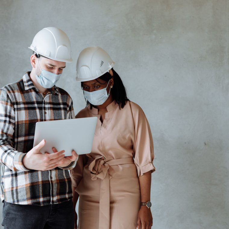 Deux personnes sur un chantier