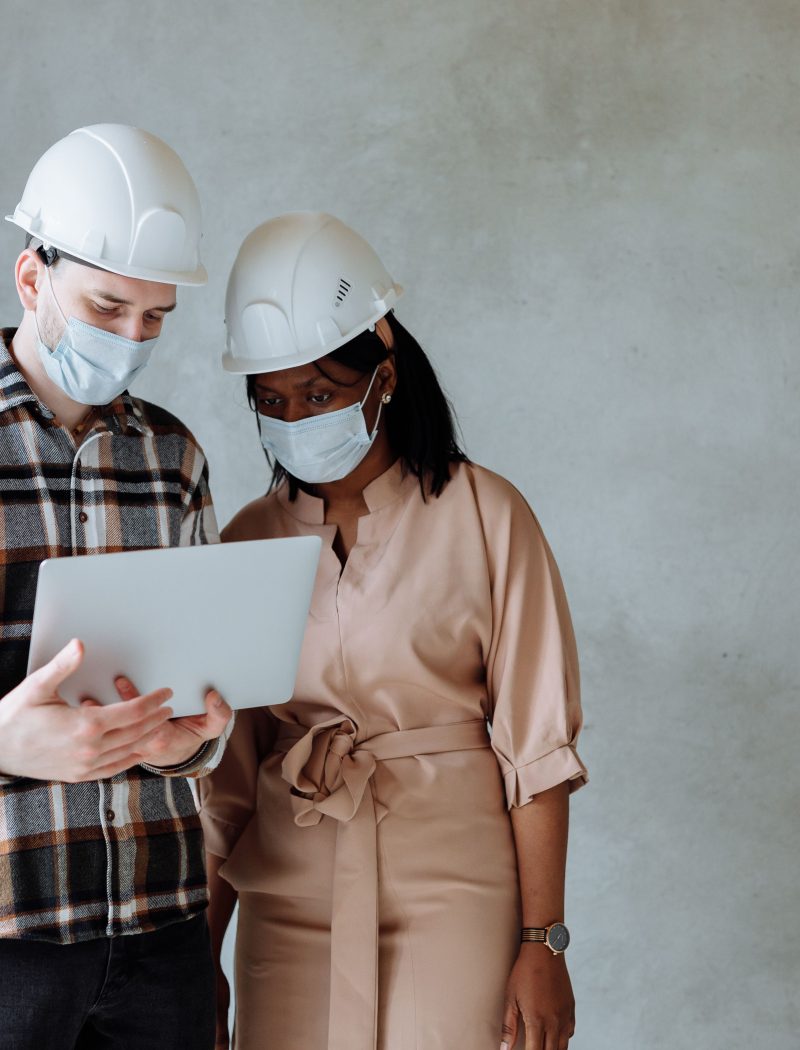 Deux personnes sur un chantier