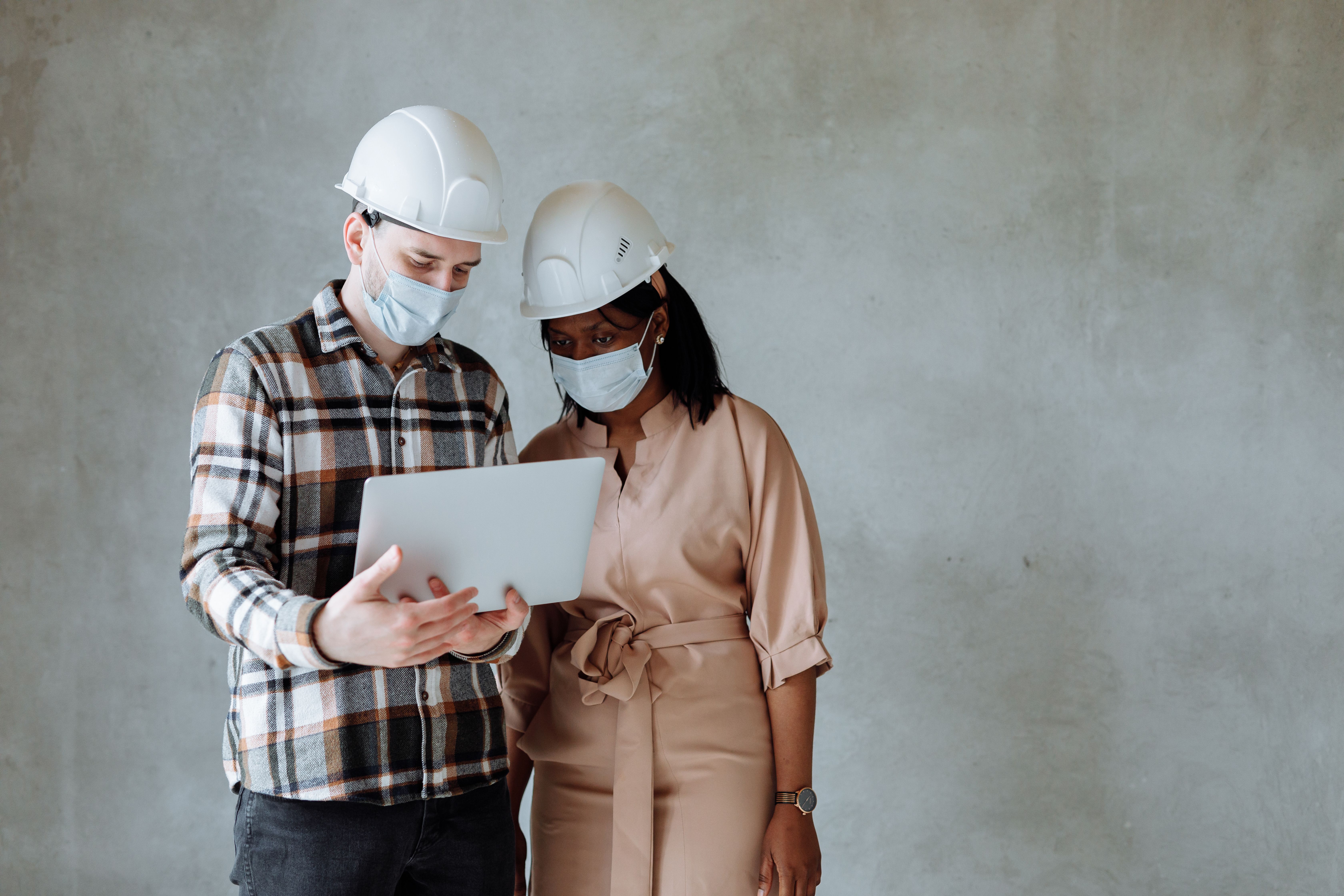 Deux personnes sur un chantier